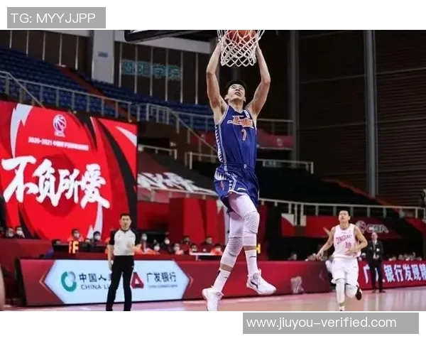 姚明与蓝色梦想的交汇点：从篮球巨星到社会责任的践行者