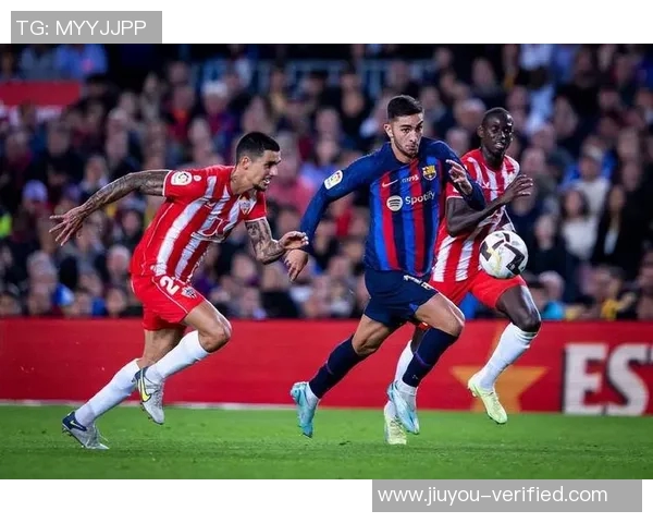 德甲激战：尤文图斯狂胜巴萨五球赛场瞬间引发热议与反思