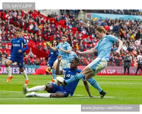 足总杯激战曼城与巴黎圣日耳曼战平红牌事件引发全场热议